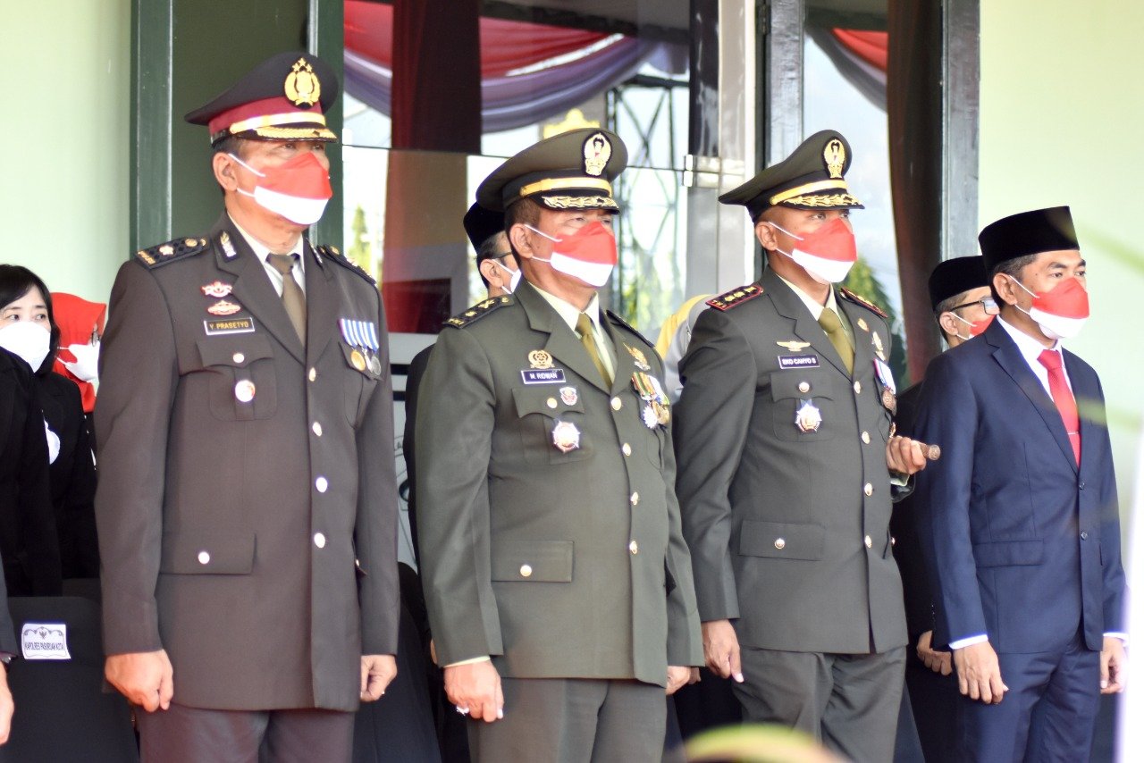 Peringatan HUT RI Kasdim 0819 Ikuti Upacara Penurunan Bendera Kabar Jatim